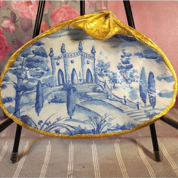 DECOUPAGE CLAM SHELL DECOUPAGE BLUE CASTLE ON A CLAM SHELL TRINKET DISH - Picture 1 of 10